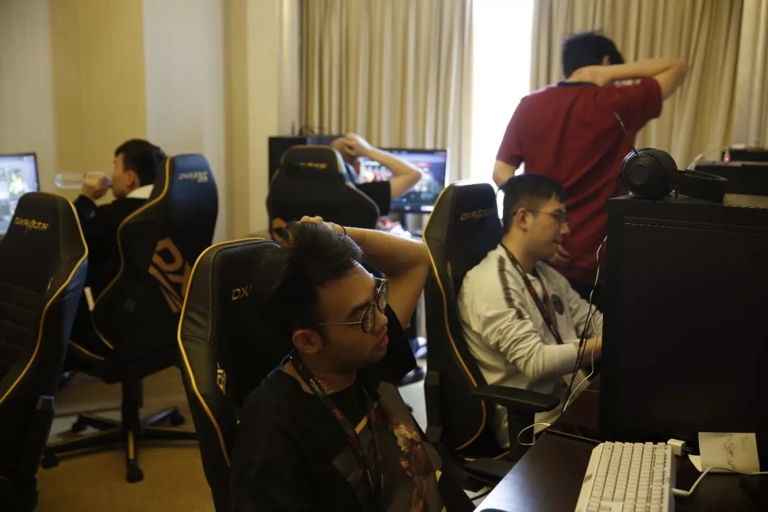 英雄联盟官方公布首位名人堂选手：欢迎Faker进入名人堂