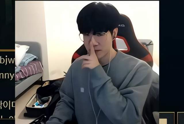 LPL主持小钰晒照：坐上世一王座感受了当T1第6个成员