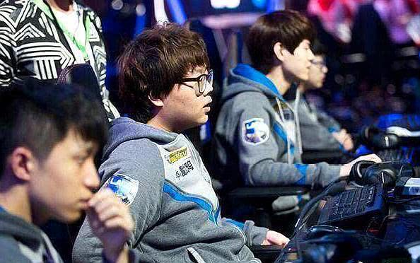 LPL春季赛今日海报大比拼：EDG尽在“掌控” BLG弩箭瞄准