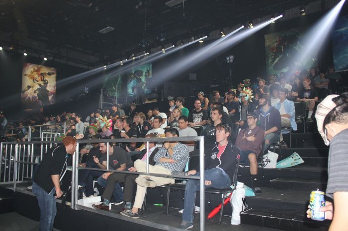 LOL官推发问：若23JDG与24GEN同处巅峰，谁会获胜？